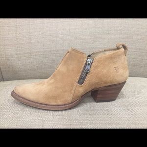 Trendy Frey bootie in beige suede leather.
